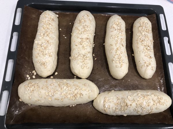 「主麵團」
於麵團表面抹一些水，並撒上燕麥片做裝飾。