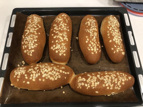 「主麵團」
待烤箱預熱好後，將麵包放入烤箱中烤15分鐘，待表面金黃即可取出放涼。