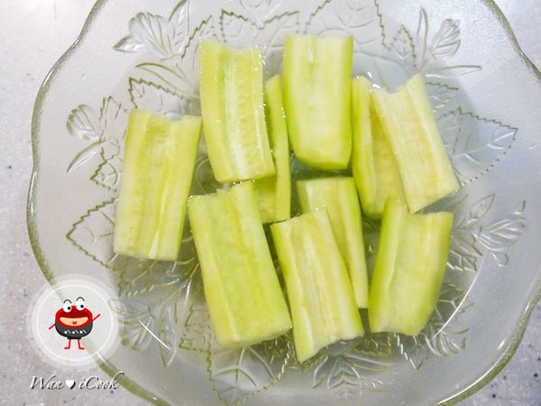 小黃瓜洗淨、削皮對切，挖掉中間的籽，放入冰水中冰鎮一 
下，再撈出瀝乾；這樣小黃瓜吃起來更清脆、爽口。