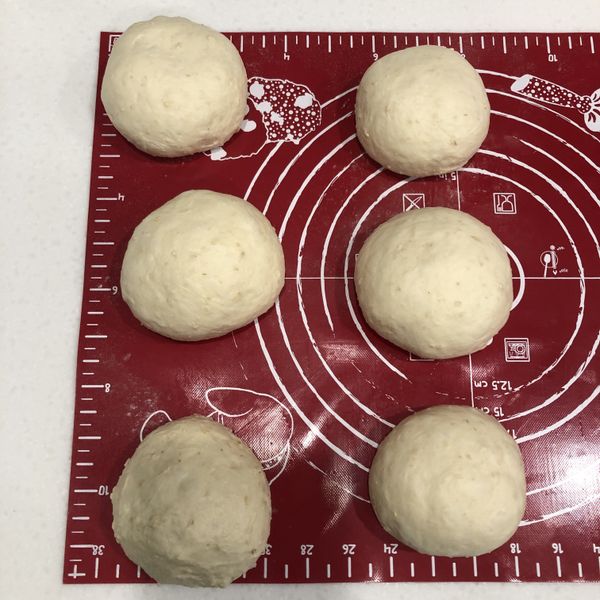 「主麵團」
將發酵好的麵團分割成六等份，並整成圓形，蓋上保鮮膜休息15分鐘。