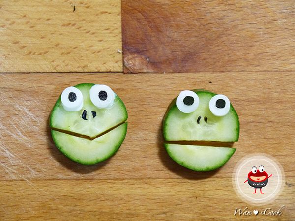將水煮蛋的蛋白與蛋黃分開，備用。

《 製作小黃瓜青蛙 》
小黃瓜切片，1/3處切一刀；另一個斜切成Ｖ，分離小黃瓜。蛋白和海苔用吸管或是圓形壓模，壓出小圓；沾些許美奶滋黏上當作青蛙眼珠。鼻子可用剩餘海苔或是芝麻，沾些許美奶滋黏上，即可 。