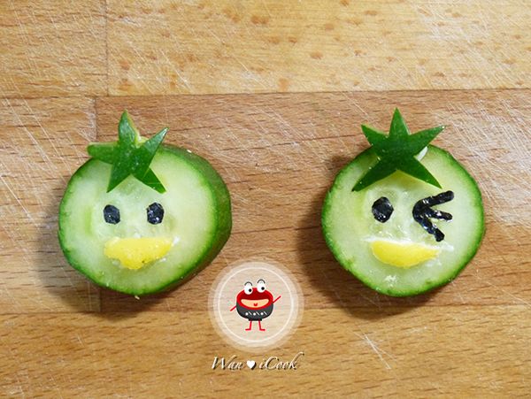 《 製作小黃瓜河童 》
小黃瓜切片，黃瓜切成星形當作河童的頭髮；海苔用吸管或是海苔表情壓模，壓出表情；沾些許美奶滋黏上當作眼睛。將蛋黃切一小角，或是用起士片，沾取沾些許美奶滋黏上當嘴巴，即可。