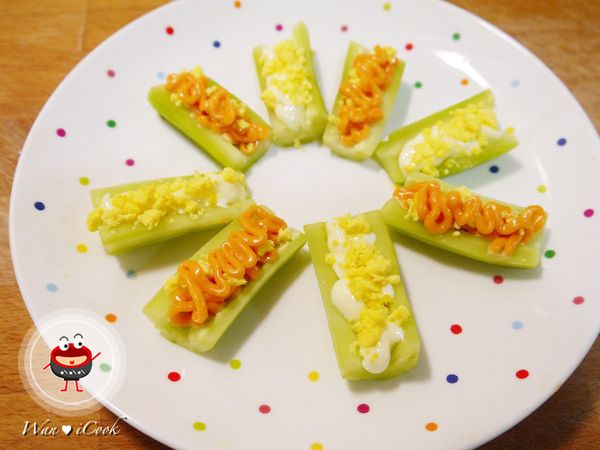 小黃瓜沙拉船擺盤，分別擠上美奶滋沙拉和千島沙拉。