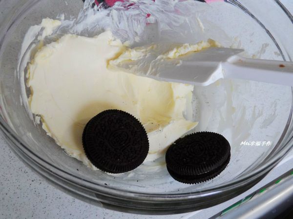 步驟3將OREO餅乾壓碎然後和奶油乳酪，無鹽奶油及糖粉攪拌均勻再放入擠花袋中