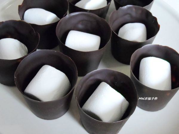 步驟4在巧克力杯子裡面放入一顆棉花糖