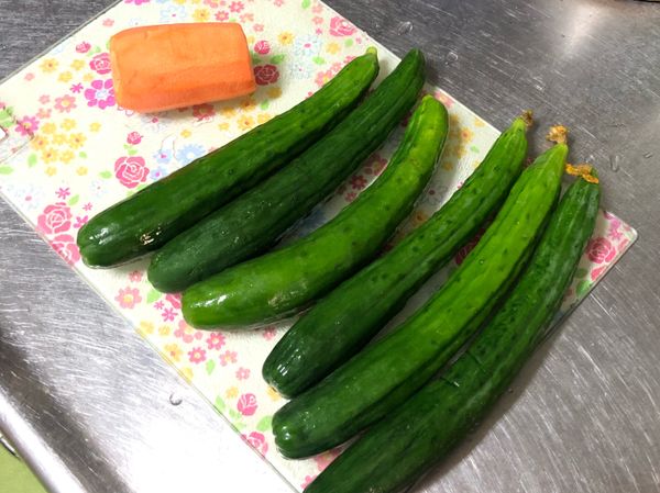 小黃瓜洗淨後，用熱水川燙約10秒，去除表面農藥、細菌及雜質等等。