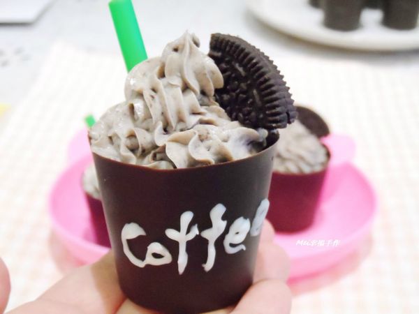 步驟5擠上OREO奶油乳酪糖霜再放上一小片OREO餅乾就完成囉!