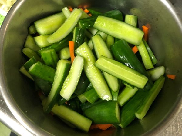 待小黃瓜出水之後，用清水洗淨。