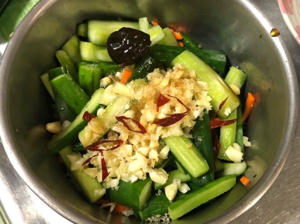 依照個人喜好，加入蒜末、糖、辣椒、梅子和梅汁（可用醋取代）