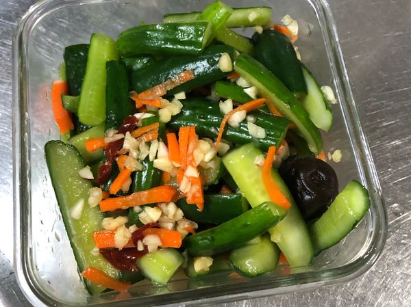 混合均勻後可先試吃味道，滿意了再密封放入冰箱，冰冰涼涼才好吃。