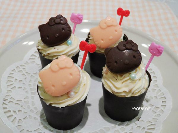 步驟6奶油乳酪100g(適溫軟化)+無鹽奶油30g(適溫軟化)+糖粉20g+草莓果醬少許
將奶油乳酪，無鹽奶油，草莓果醬及糖粉攪拌均勻再放入擠花袋中，巧克力杯子裡放入一顆棉花糖再擠入草莓果醬奶油乳酪糖霜，再放入kitty巧克力和糖珠就完成囉!