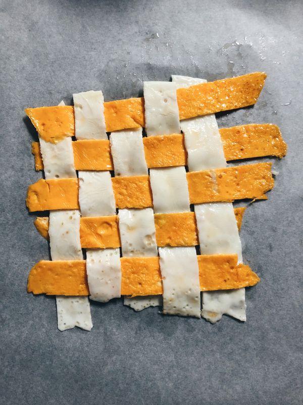 鋪上烘焙紙把蛋白條蛋黃條交錯在交錯

馬賽克蛋片大小至少要比手掌大

才可以包覆完整