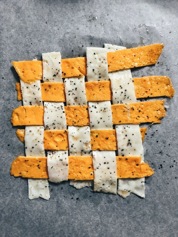 馬賽克蛋片完成後
可以灑上鹽巴、黑胡椒粉