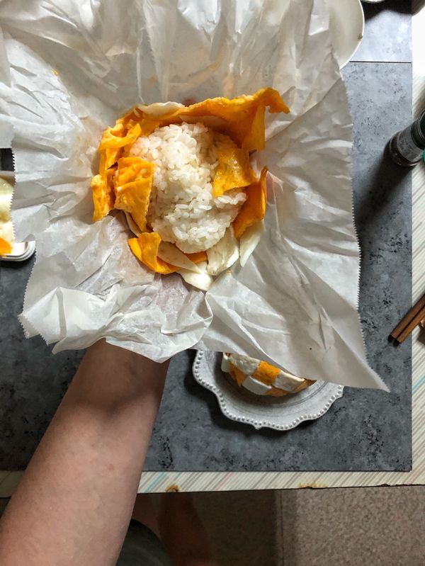 把白飯致中鋪上，像包飯糰一樣捲住

捏緊 翻面 完美 🤪