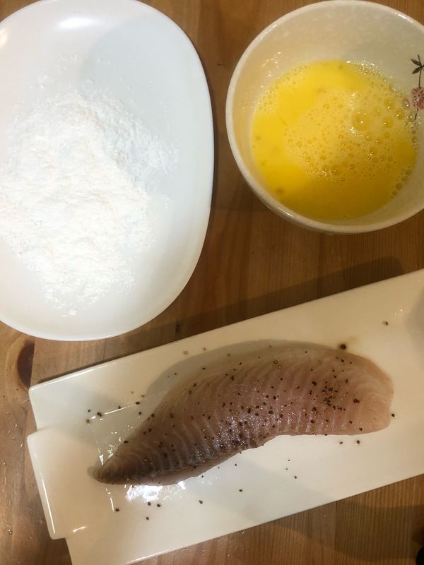 鯛魚片洗淨，抹上鹽、黑胡椒粒！