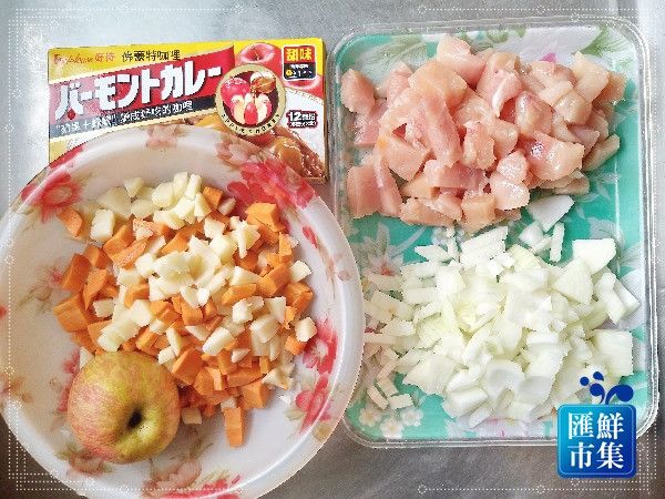 將里肌肉、洋蔥、紅蘿蔔、馬玲薯、蘋果切塊，因為我是做給小孩吃的，所以我有切的比較小；您可依自己的喜好調整大小塊。