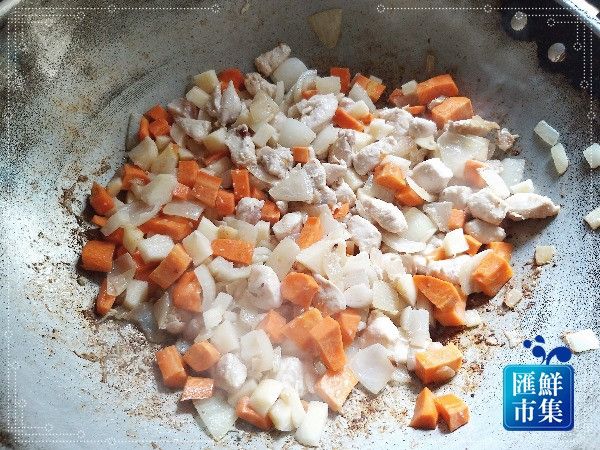 起鍋加入一大匙油，油熱後放入洋蔥拌炒出香氣後，放入雞里肌肉，拌炒至肉表面變白色後，再一起放入紅蘿蔔、馬玲薯拌炒。
