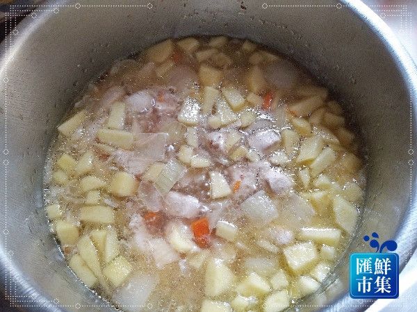 炒好的食材另放入湯鍋，加入1400cc的水後，加入蘋果塊；煮滾後轉小火續煮15分鐘（食材切較大塊，可以視狀況延長時間）。