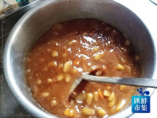 熄火，放入咖哩塊悶約3分鐘，攪拌一下確認咖哩塊是否完全溶化並拌勻。