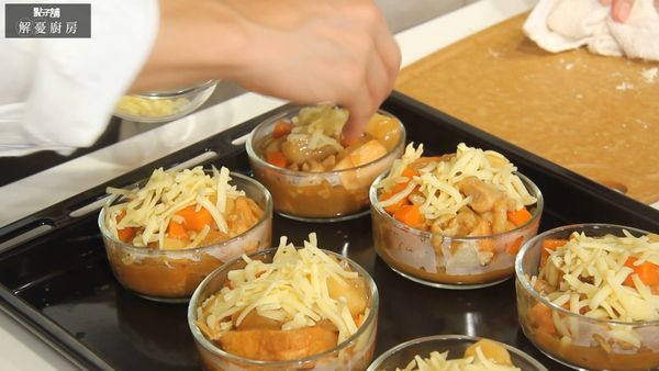 撒上披薩起司，放入預熱200度烤箱烤10-15分鐘即可