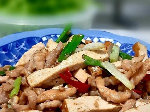 加入1/4大匙醬油及1/4大匙醬油膏，胡椒粉及糖調味，起鍋前放入蔥綠及少許香油拌一下即可起鍋。