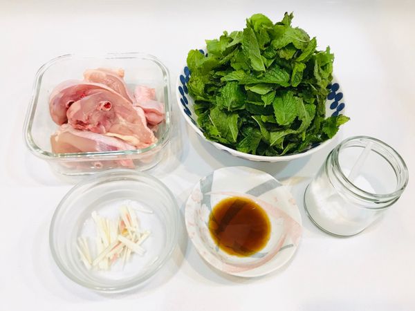 準備食材，雞腿剁大塊，薄荷去梗留葉洗淨，嫩薑切絲。