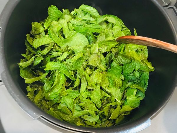 加入薄荷葉炒至軟化取出。