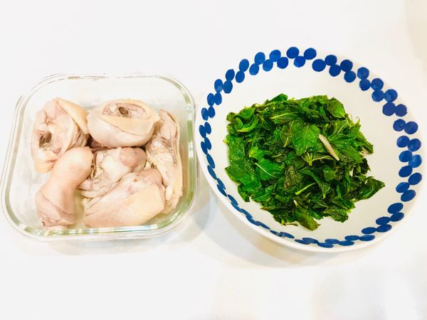 雞腿肉燙過去腥，炒軟的薄荷備於一旁。