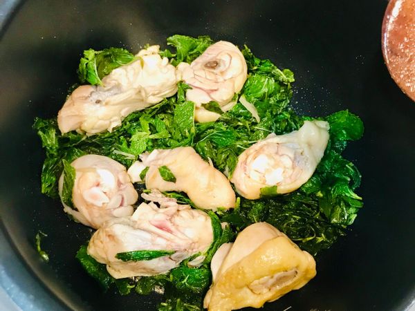 待雞皮微焦後倒入薄荷葉拌炒，加入鹽巴調味，米酒澆一圈提味，家有嬰幼兒改為加水，選擇「雞肉/鴨肉」模式，合蓋「開始烹調」。