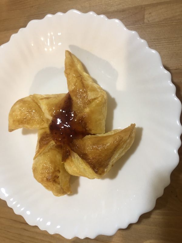 起酥片做出風車造型（參考網路影片），氣炸鍋180/6。運轉結束加上草莓果醬。