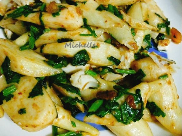 *下川燙好的筊白筍拌炒
*再加入鹹蛋白碎拌炒