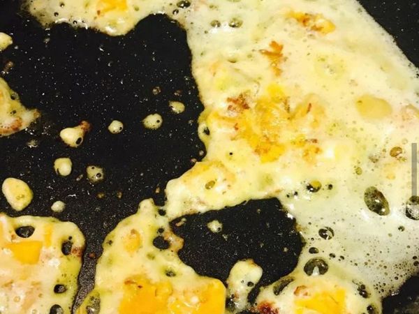 適量油熱鍋，鹹蛋黃炒至起泡