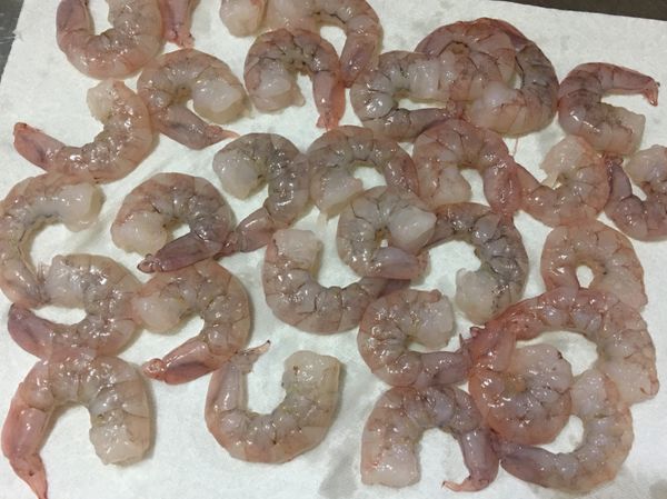 草蝦仁挑掉背上沙筋，洗乾淨，瀝乾，再平鋪二層在廚房紙巾上，上面再蓋上二層厨房紙巾，輕壓，把蝦仁儘可能弄乾。一定要吸乾水份，蝦丸才有黏性，不會散開。
ps：如果不想用廚房紙巾或做比較大量的人則可以用一條新的毛巾，蝦仁平舖在上面，捲起，稍擰乾。用完後毛巾洗乾淨，裝入塑膠袋內，放冷凍，下回可再重複用。