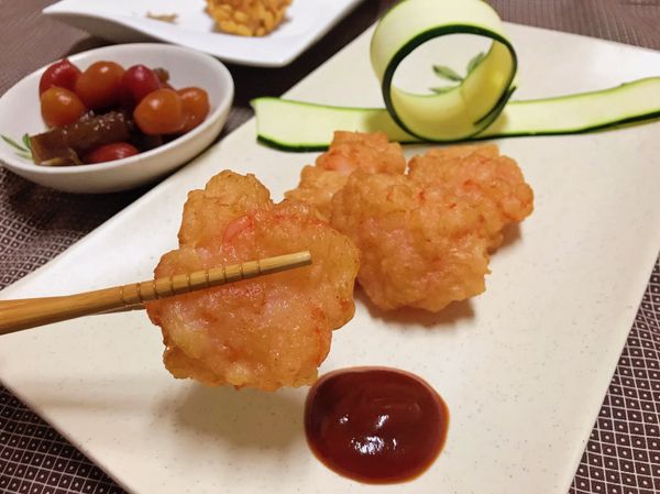 炸微金黃後，且熟了，即可瀝乾油，上桌享用，可以沾椒鹽或蕃茄醬吃。或者像作者一樣放一小碟自製的水果醋製小蕃茄（可參考作者之前分享的食譜）非常搭且解油膩。