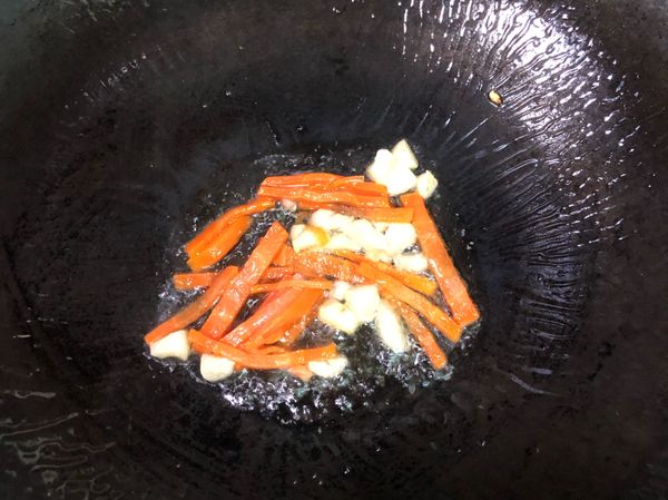 爆香蒜頭及紅蘿蔔