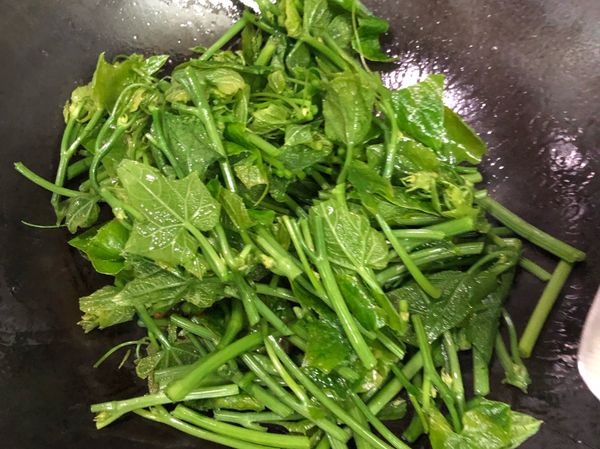 放入龍鬚菜
加入些許的水一起拌炒