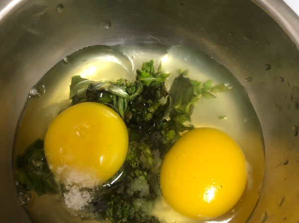 九層塔剁碎➕入蛋液裡、鹽巴白胡椒調味。