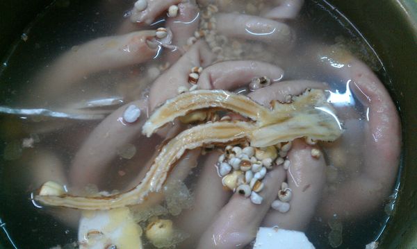 鍋中燒熱水置入豬小腸煮約半小時後，再加入薑片、米酒 一起再續煮約半小時即可。