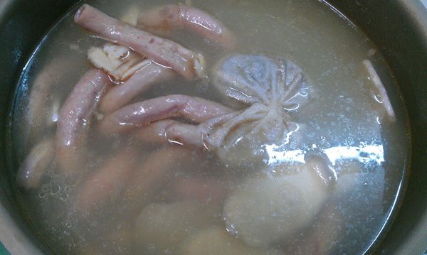 將四神、豬小腸、鹽、雞骨豬骨熬成之高湯、放入快鍋中燉煮。