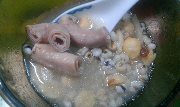 將豬小腸取出用剪刀剪成小段，食用時滴入當歸酒即可。