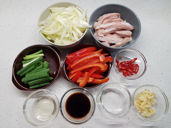 備料：
松阪豬切條。

洋蔥、彩椒切絲。

大蒜切碎，青蔥切段，辣椒斜切片。