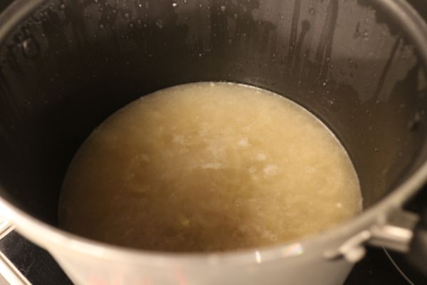 全部放入深鍋後中火煮到洋蔥軟綿湯頭入味,最後鹽巴胡椒調味即可