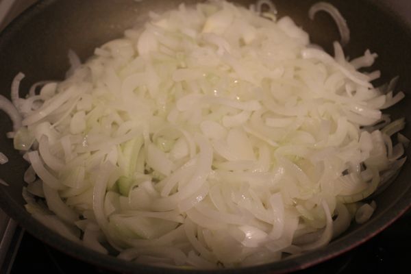 本地的洋蔥蠻多汁的,一邊切一邊流眼淚,全部切絲,中火慢炒到焦糖化呈現咖啡色