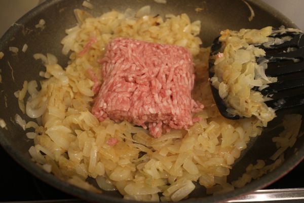 再把絞肉加進來炒出香氣