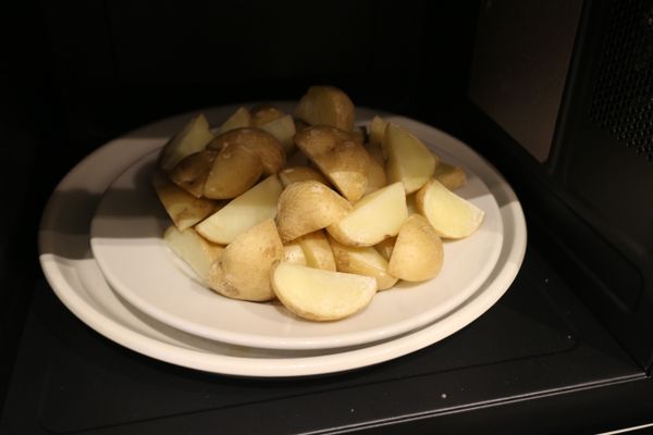 馬鈴薯含皮切塊,放置微波爐強火3分鐘,呈現幾乎全熟的狀態
(大約2分鐘時要翻一下面,讓馬鈴薯的熱度均勻)