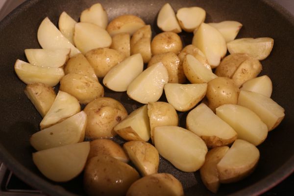 準備平底鍋少許油熱鍋後,中小火將馬鈴薯下鍋煎香
(請不要一直翻面,大約2分鐘後煎香後再翻面,這樣馬鈴薯表面才會有香酥感)