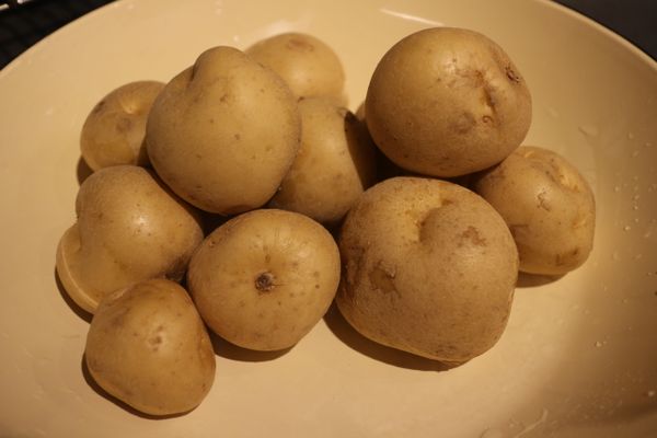 雖然我不知道是什麼品種,但是販賣的老爺爺說很好吃,我將馬鈴薯含皮洗淨使用