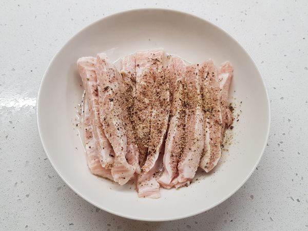 松阪豬肉條用米酒、黑胡椒、少許鹽抓醃15分鐘。