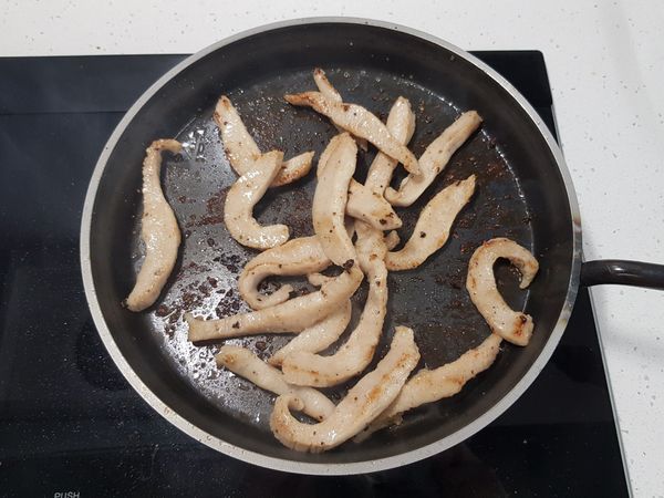 鐵板鍋不加油，將醃好的松阪豬肉條直接下鍋煎至表面焦香後取出備用。