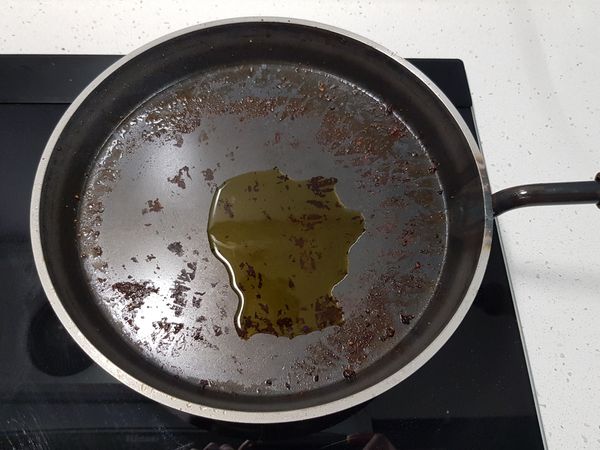 於鐵板鍋內加入植物油。